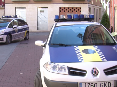 Dos vehicles de la Policia Local de Cocentaina a la porta de l'Ajuntament de Cocentaina