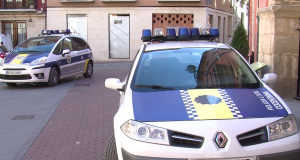 Dos vehicles de la Policia Local de Cocentaina a la porta de l'Ajuntament de Cocentaina
