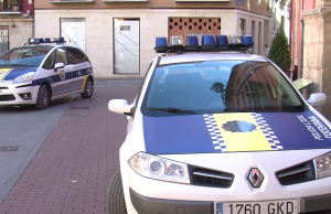 Dos vehicles de la Policia Local de Cocentaina a la porta de l'Ajuntament de Cocentaina