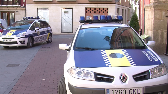 Dos vehicles de la Policia Local de Cocentaina a la porta de l'Ajuntament de Cocentaina