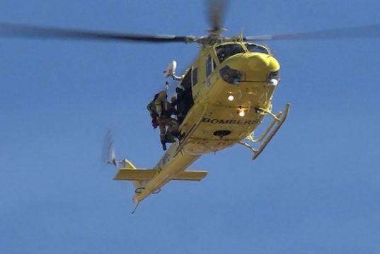 L'helicòpter dels Bombers duent a terme el rescat en Alcoi.