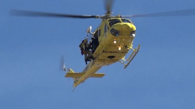 L'helicòpter dels Bombers duent a terme el rescat en Alcoi.