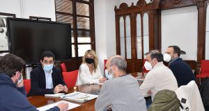 Reunió entre representants municipals i artesans d'Alcoi sobre les ajudes de Generalitat