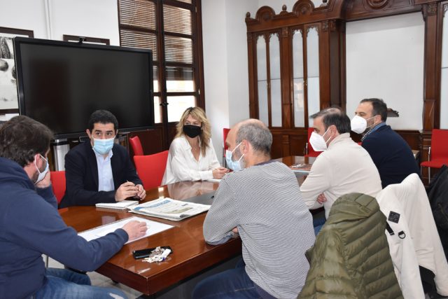 Reunió entre representants municipals i artesans d'Alcoi sobre les ajudes de Generalitat