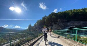 Imatge d'Arxiu. Cicloturistes per la Vía Verda d'Alcoi