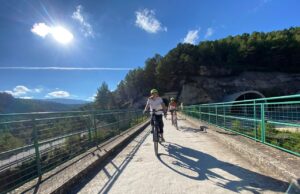 Imatge d'Arxiu. Cicloturistes per la Vía Verda d'Alcoi