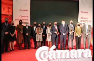 La Cámara de Comercio d’Alcoi celebra el seu 135 aniversari i premia la tasca empresarial de Licores Sinc, Hostal Savoy, Laboratorio Español de Investigación Cosmetológica i Erum