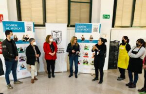 Alcoi s’ha adherit a “Signem al mercat”, una campanya inclusiva que pretén portar als mercats la llengua de signes