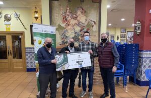 L’Associació Cultural Samarita fa entrega d’un taló solidari de 1000€ a Aspromín