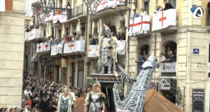 El Capità Cristià 2022, Alfonso Moreno després de rebre les claus de la vila d'Alcoi i les seues dames Inés Catalá i Carla Moreno