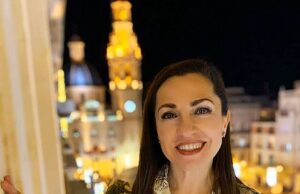 Lirios García, edil del PP d'Alcoi, al balcó de l'Ajuntament.