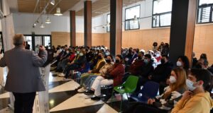 Assistents a la jornada de portes obertes a la Sala Multiusos del Campus d'Alcoi de la UPV