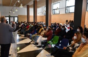 Assistents a la jornada de portes obertes a la Sala Multiusos del Campus d'Alcoi de la UPV