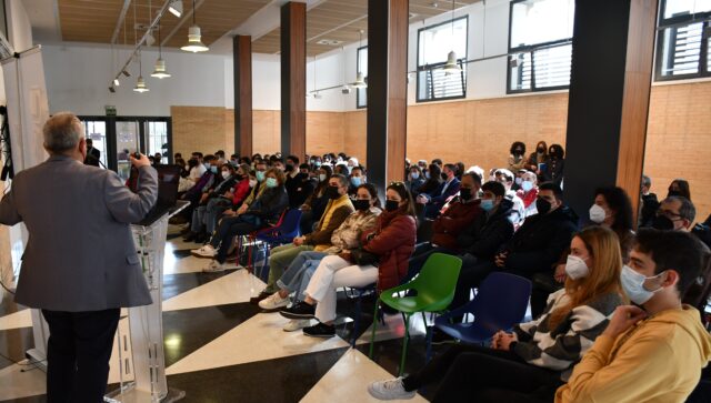 Assistents a la jornada de portes obertes a la Sala Multiusos del Campus d'Alcoi de la UPV