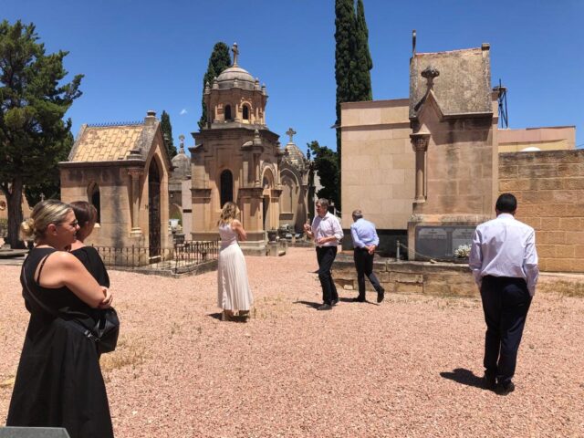 Visita al cementeri per la presentació del projecte del mausoleu