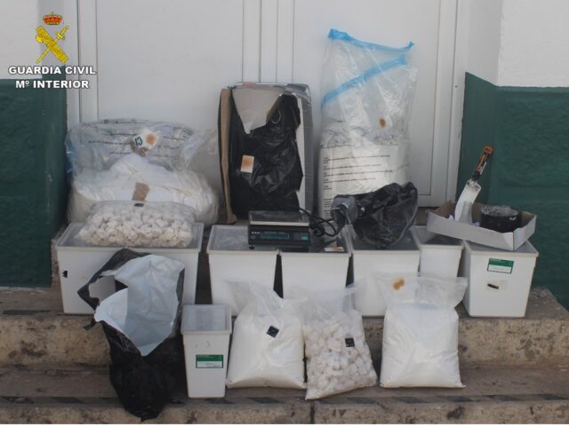 Quaranta-cinc quilograms de drogues requisats dels domicilis dels arrestats.