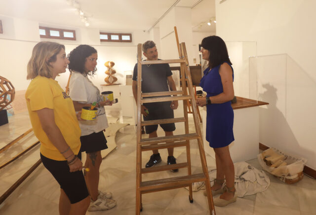 Julia Parra a la seua visita a la sala d'exposicions del Palau Provincial