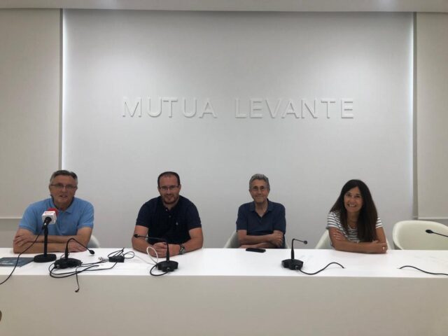 Diverses autoritats a la presentació de l'activitat de cine de la Fira Modernista