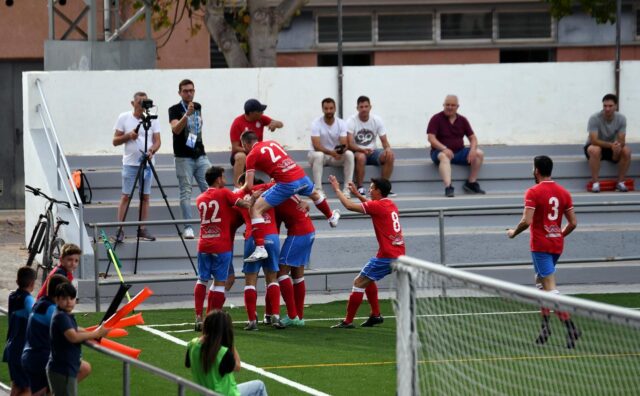 Celebració de l'ascens a Tercera RFEF desp´res de l'ultim partit a Quart de Poblet