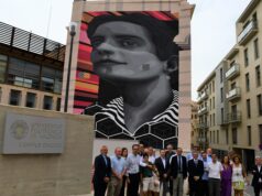 Familiars de María Cegarra junt a diverses autoritats locals a l'inauguració del mural