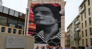 Familiars de María Cegarra junt a diverses autoritats locals a l'inauguració del mural