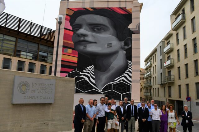 Familiars de María Cegarra junt a diverses autoritats locals a l'inauguració del mural