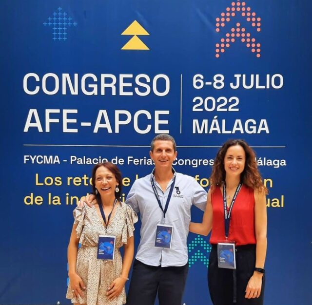 Mireia Estepa, alcaldessa de la localitat, Eugenia Miguel, Regidora de Fira, i Gustavo Baena, tècnic municipal de fira, al congrés d'AFE