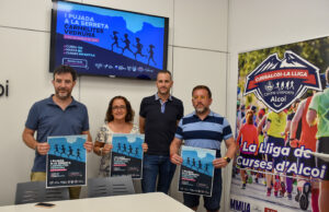 Alberto Belda, Regidor d'Esports, Rosana Matarredona i Quique Villanova, professors del centre i Jaume Puchades, director pedagògic a la roda de prensa.