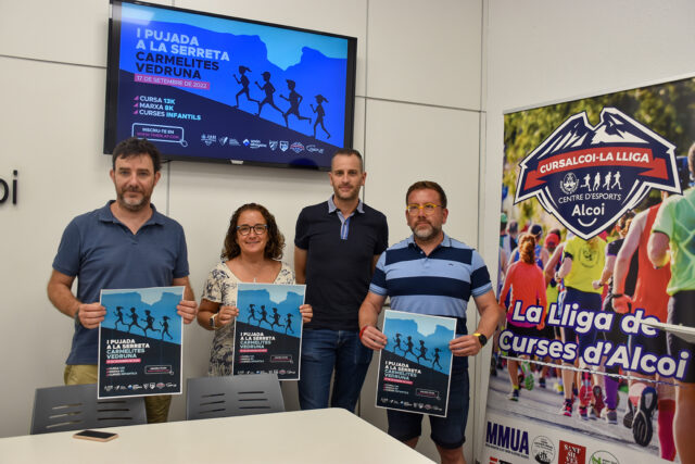 Alberto Belda, Regidor d'Esports, Rosana Matarredona i Quique Villanova, professors del centre i Jaume Puchades, director pedagògic a la roda de prensa.