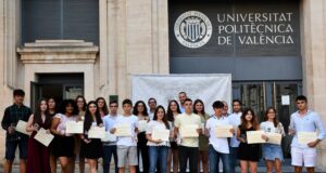 Grup de premiats a la porta de la universitat