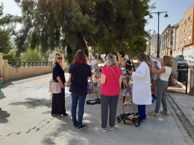 Classe de Pintura de Gent Gran a l'aire lliure a la zona del Viaducte