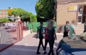 Els detinguts sent duts al Jutjat de Guardia e Instrucció de Villena