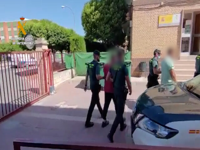 Els detinguts sent duts al Jutjat de Guardia e Instrucció de Villena