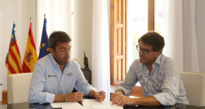 Carlos Mazón, President de la Diputació, y Juan de Dios Navarro, Diputat de Residents Internacionals.