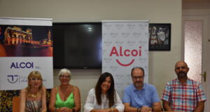 Lorena Zamorano, Regidora de Turisme, amb els representants de Associació Alcoy Modernista, Associació Cultural Samarites, Grup de Danses Sant Jordi i Societat El Trabajo