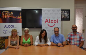 Lorena Zamorano, Regidora de Turisme, amb els representants de Associació Alcoy Modernista, Associació Cultural Samarites, Grup de Danses Sant Jordi i Societat El Trabajo