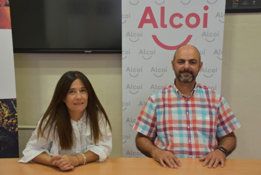 Lorena Zamorano, Regidora de Turisme, i David Ponsoda, President de l’Associació Cultural Samarites.