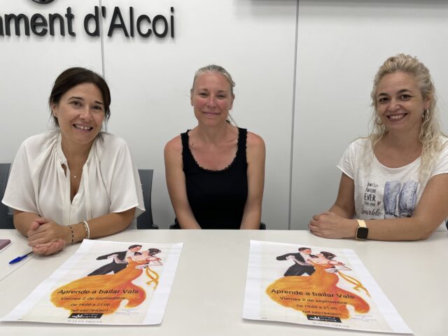 La regidora de Turisme Lorena Zamorano acompanyada per Paqui Ruiz, professora de les Aules de la Gent Gran i Ana Francés, de Danzas Al-Azraq.