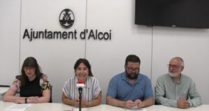 Lorena Zamorano, Regidora de Turisme, acompanyada de Elisa Beneyto, Presidenta del CAEHA; Lluís Vida, historiador i Rafael Doménech, Representant de la Coral Polifònica Alcoiana.