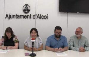 Lorena Zamorano, Regidora de Turisme, acompanyada de Elisa Beneyto, Presidenta del CAEHA; Lluís Vida, historiador i Rafael Doménech, Representant de la Coral Polifònica Alcoiana.