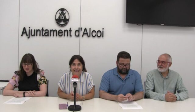 Lorena Zamorano, Regidora de Turisme, acompanyada de Elisa Beneyto, Presidenta del CAEHA; Lluís Vida, historiador i Rafael Doménech, Representant de la Coral Polifònica Alcoiana.