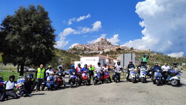 Corredors de la 2a edició de la Volta en Vespa a la Comunitat Valenciana.