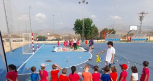 Servei d'educació ambiental del Consorci Terra acomplint activitats amb xiquets a una escola d'estiu