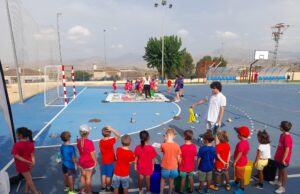 Servei d'educació ambiental del Consorci Terra acomplint activitats amb xiquets a una escola d'estiu