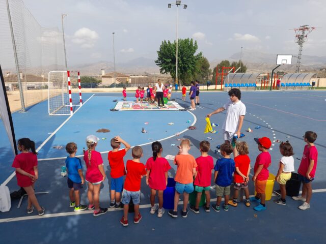 Servei d'educació ambiental del Consorci Terra acomplint activitats amb xiquets a una escola d'estiu