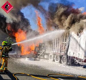 Bombers del Consorci Provincial sufocant les flames del camió accidentat a l’A7