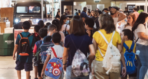 Un grup d'escolars visitant la IV edició de Alicante Gastronómica.