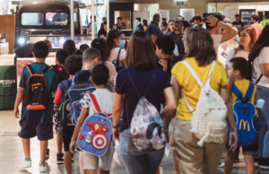 Un grup d'escolars visitant la IV edició de Alicante Gastronómica.