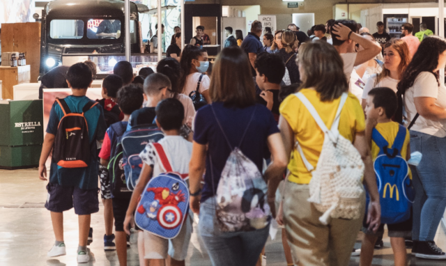 Un grup d'escolars visitant la IV edició de Alicante Gastronómica.