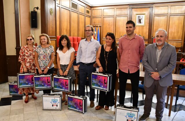 Directors dels institut amb autoritats de l'ajuntament, campus i CEFIRE.